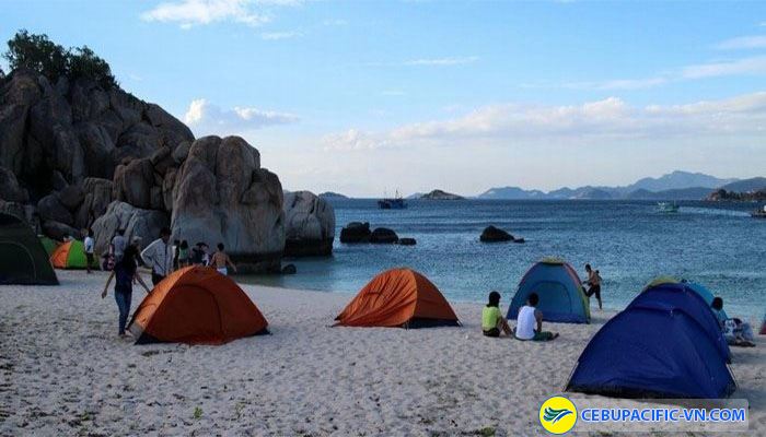 Thú vị khi cắm trại trên bãi biển Tutong