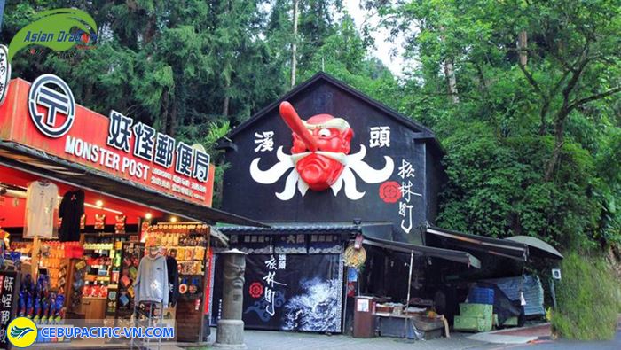 Toril” màu đỏ lớn được đặt ngay lối vào đền thờ Shinto.