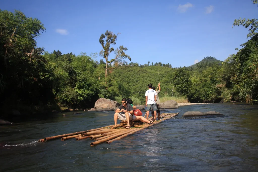 Đi bè ở Kalimantan