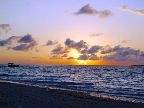 Ngắm hoàng hôn ở Pantai Tablolong - Điều tuyệt vời nhất để làm ở Kupang