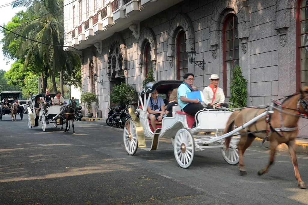 Đi xe ngựa quanh Intramuros