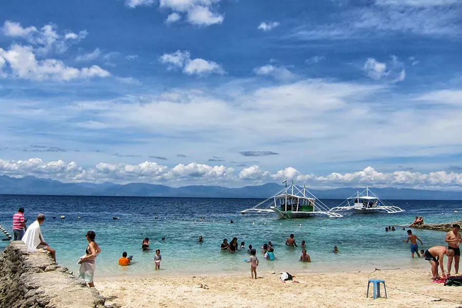 Lăn biển tại White Beach Moalboal